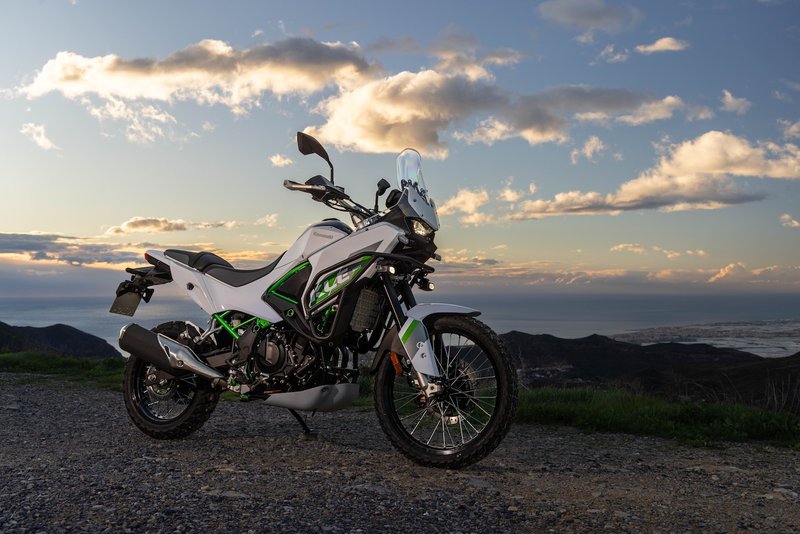Moto statique à côté de l'océan