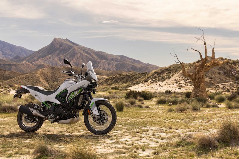 Moto Kawasaki statique dans les montagnes
