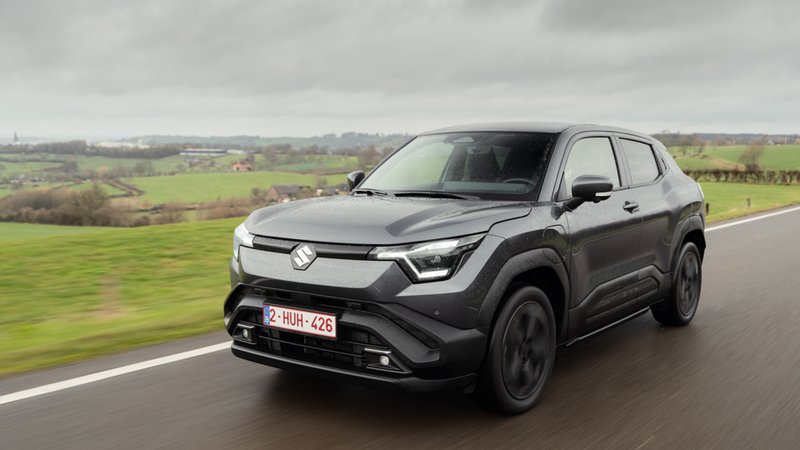 e-Vitara roulant sur route de campagne, SUV électrique compact.