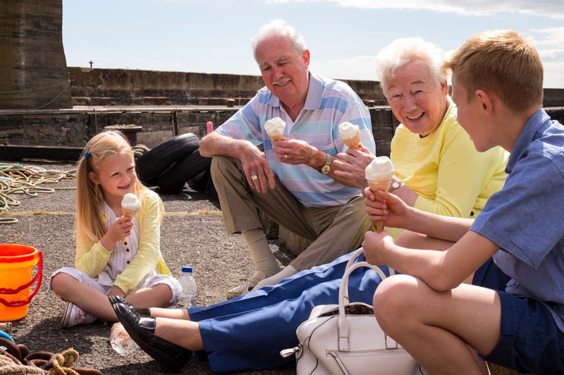 grootouders en kleinkinderen eten samen een ijsje