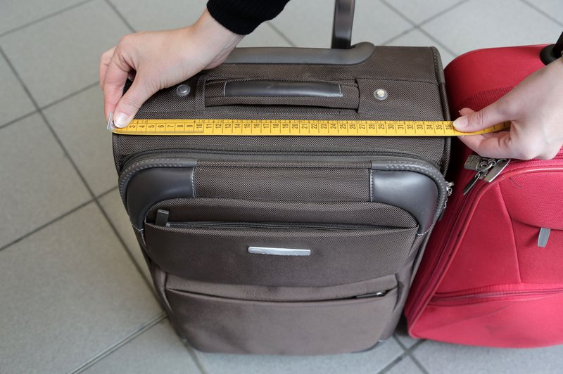 bagage die gemeten wordt met een rolmeter