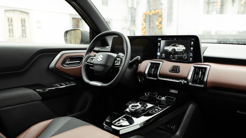 Intérieur du Suzuki e-Vitara avec écran central, cockpit numérique et console centrale moderne