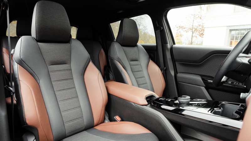 Intérieur du Suzuki e-Vitara avec sièges avant, console centrale et toit panoramique du SUV électrique