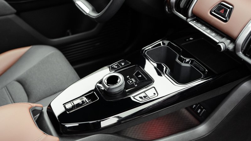 Console centrale du e-Vitara avec sélecteur rotatif et rangements, intérieur du SUV électrique