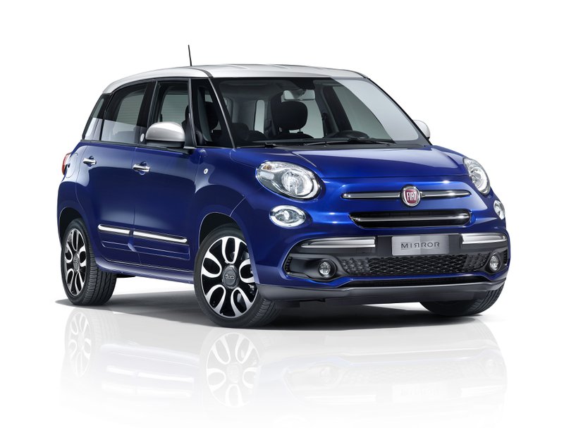 Fiat 500L bleu électrique vue de trois-quarts sur fond blanc.