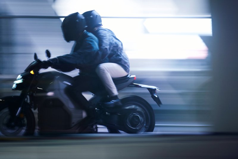 26YM Honda WN7 action avec passagère