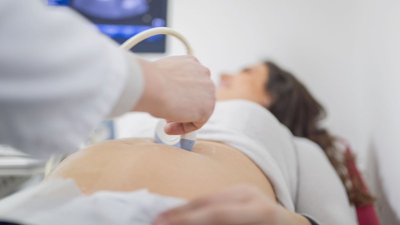 vrouw die zwanger is bij de gynaecoloog