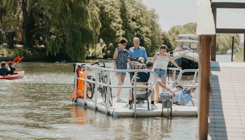 De frontsteden vanop het water met een veerpont tijdens een warme dag