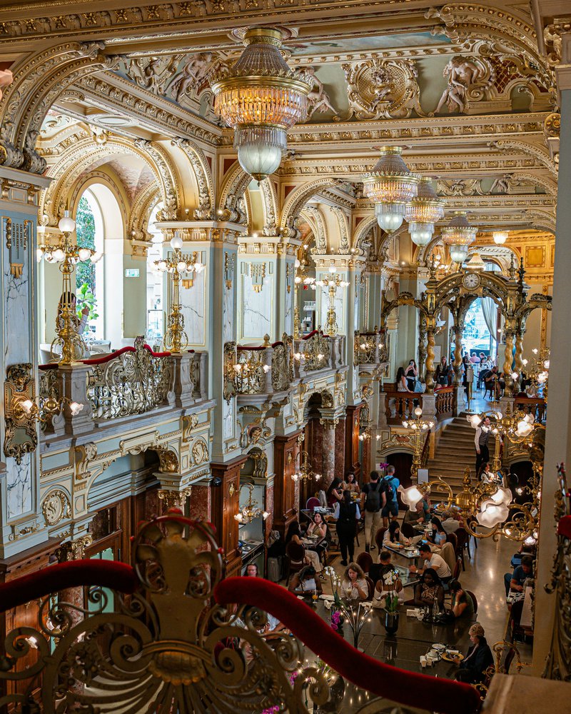 Intérieur luxueux d'un célèbre tea-room dans le centre de Budapest.