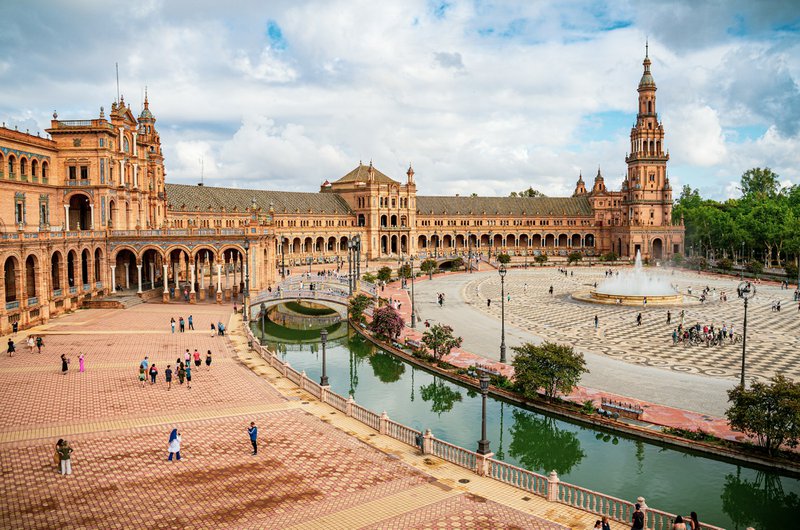 Cruise in Andalusië: een groot gebouw met een fontein ervoor