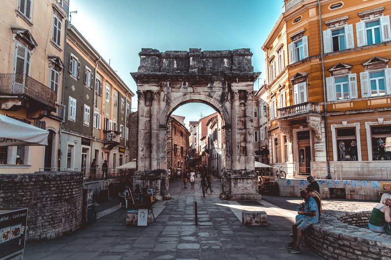 une arche triomphale romaine située à Pula,