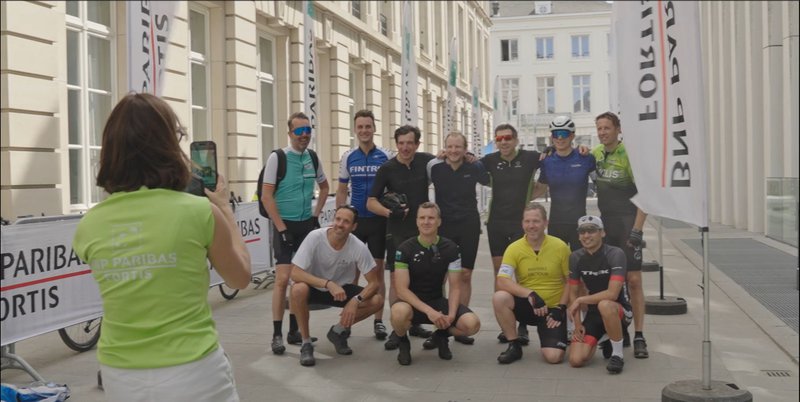 Groepje fietsers bij de aankomst