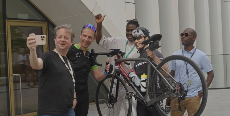 Fietsers maken een selfie bij aankomst