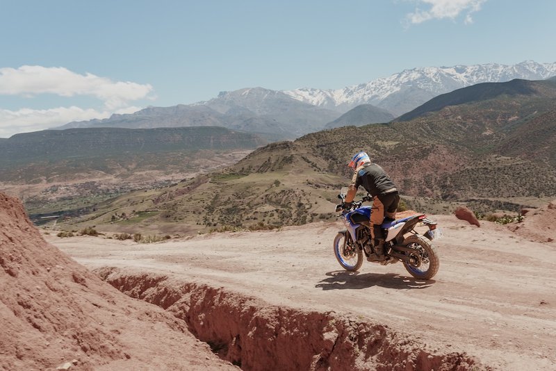 Yamaha Ténéré 700 rijdend in de Marokkaanse woestijn 