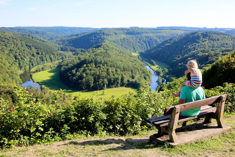 Camping et nature: un père et son enfant admirent la vue depuis le célèbre point de vue panoramique du Tombeau du Géant, sur la Semois.