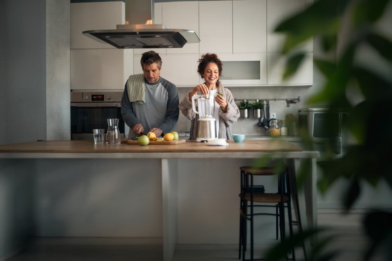 koppel kookt in een keuken aangedreven door een thuisbatterij