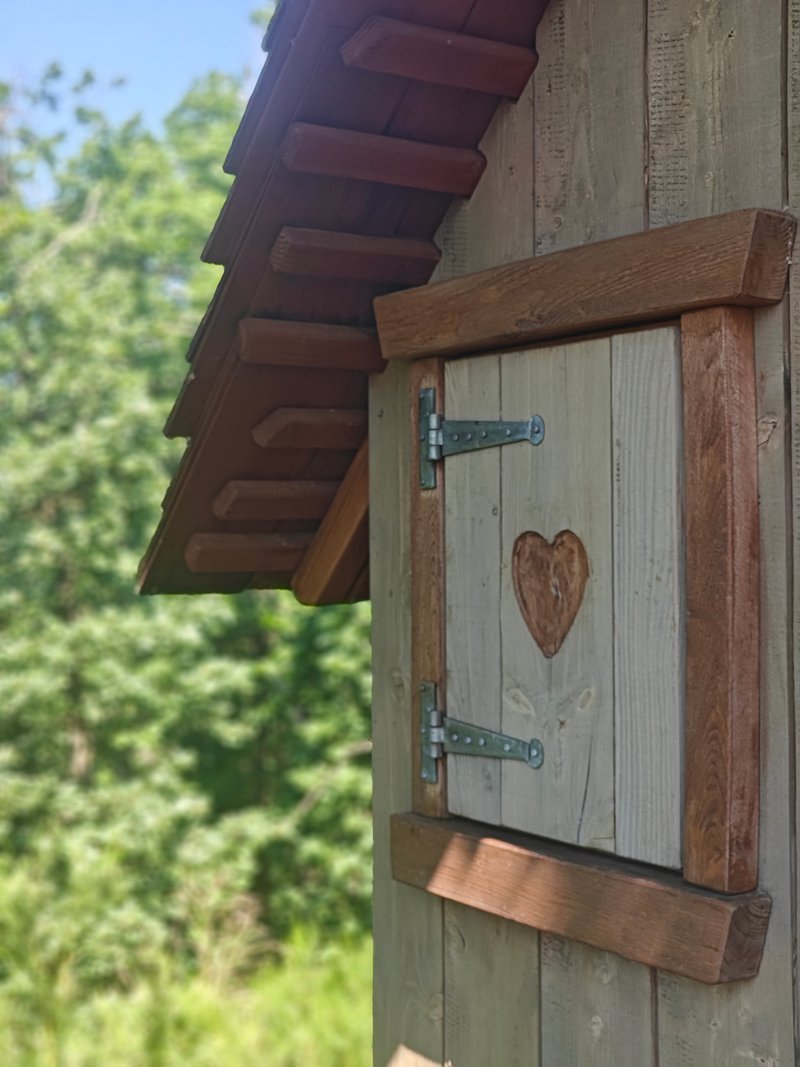 Detail van een houten huisje met hartvormige uitsnede
