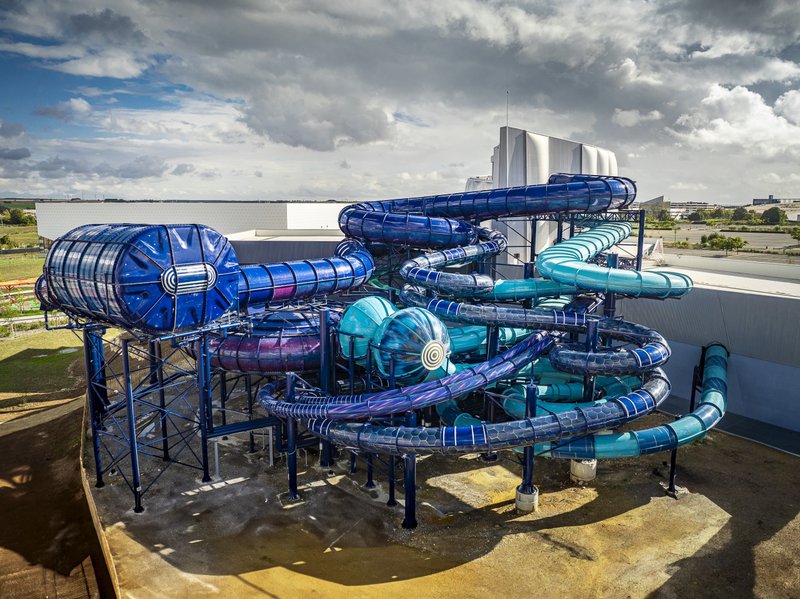 complexe de toboggans aquatiques dans un parc aquatique.