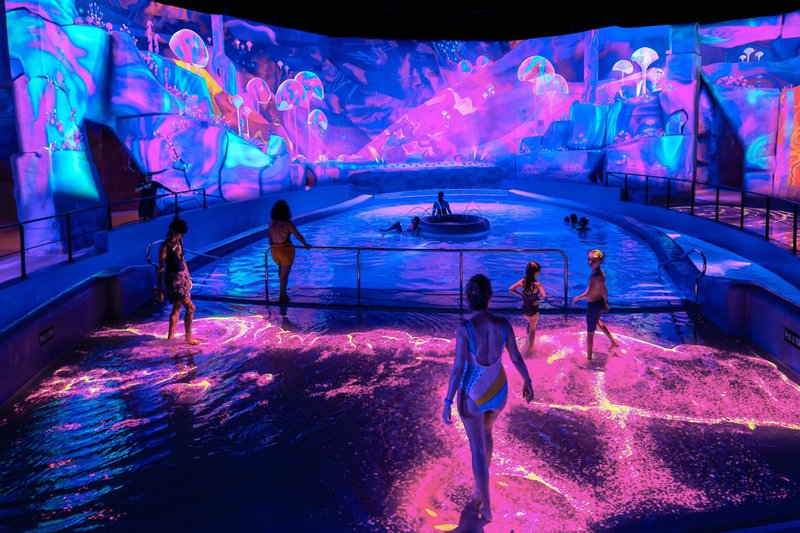 Effets lumineux roses et bleus dans une piscine futuriste.