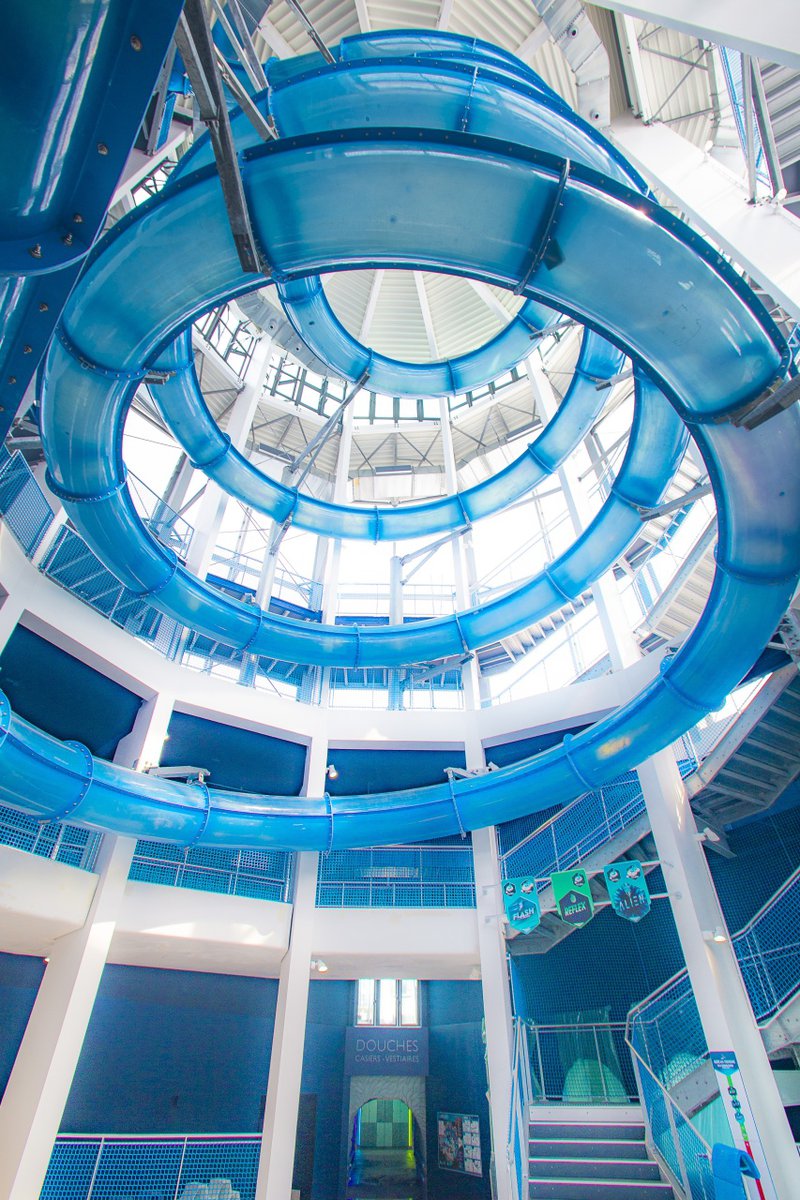 Tubes bleus d'un toboggan aquatique.