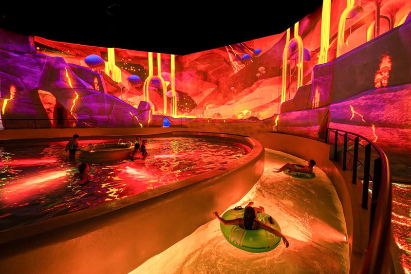Effets lumineux spéciaux orange et rose dans une piscine futuriste.