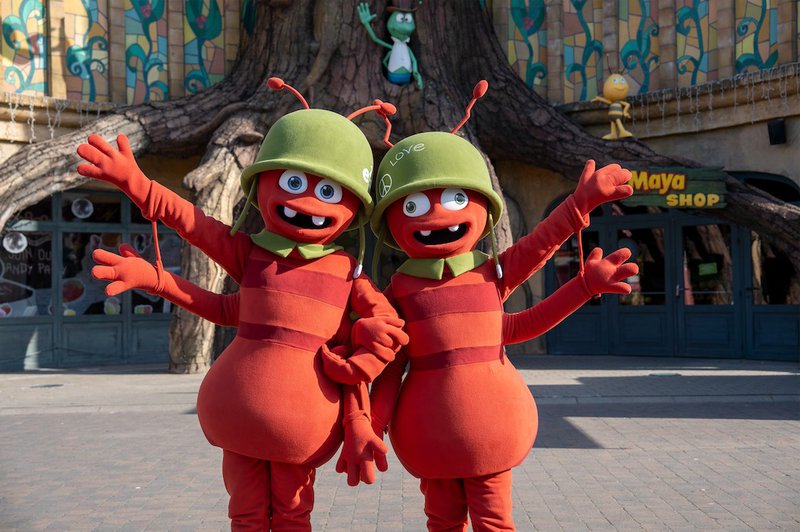 Deux personnages de parcs d'attractions représentant des fourmis rouges.