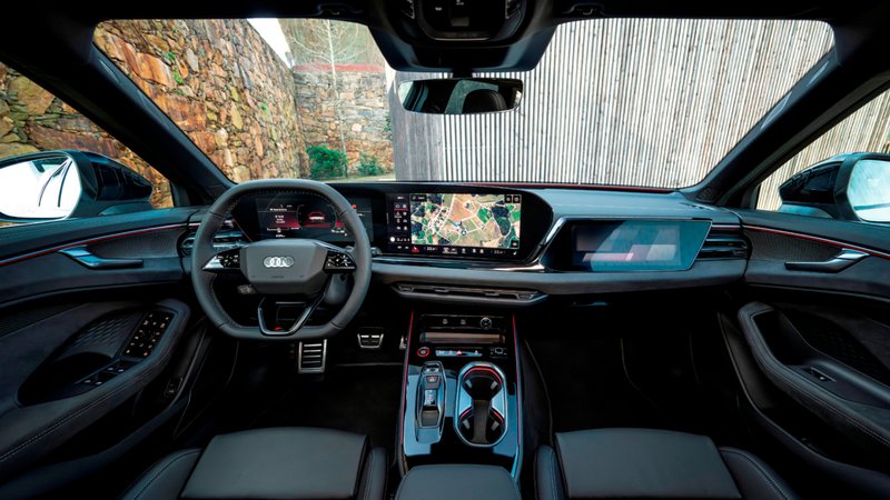 Audi intérieur noir de la voiture avec le volant et une console centrale