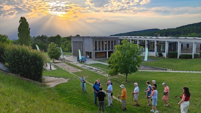 Een groepje wandelaars met wandelstokken voor een steile helling tijdens de Pasar Zomer Hike