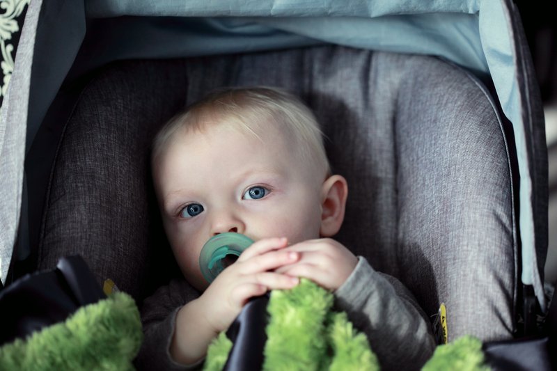 Baby in een grijze kinderwagen