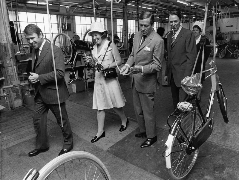 zwartwitbeeld van vier personen in de fietsfabriek van Gazelle in Nederland