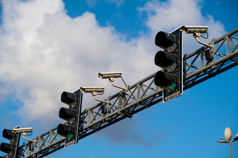Mobiliteit - Verkeerslichten en verkeerscamera's boven de weg