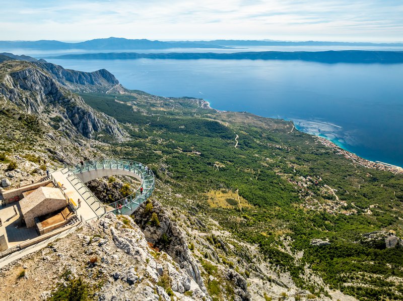 Bergen, groende vallei, blauwe zee op de achtergrond in Kroatië