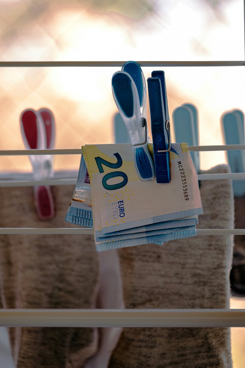 billets de 20 € attachés à une corde à linge