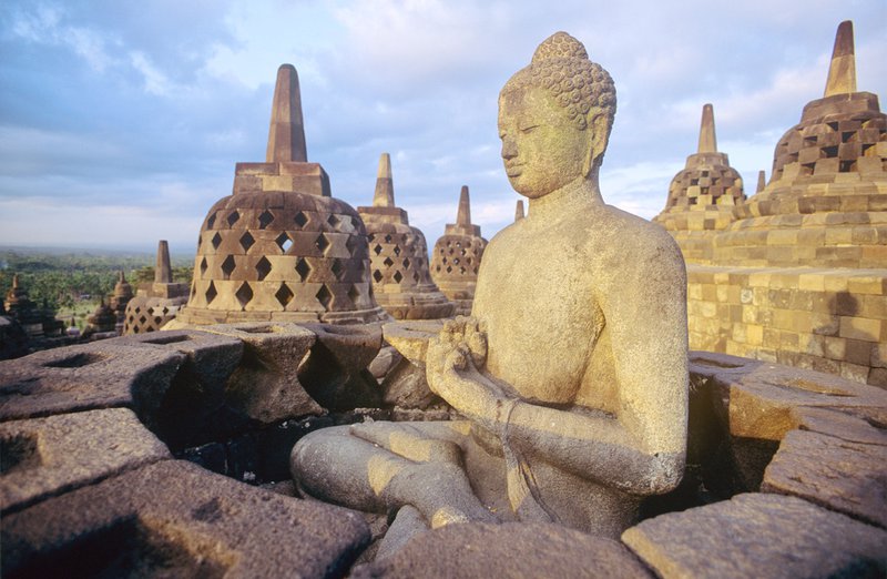 boeddhabeeld en tempeltorens in Indonesië