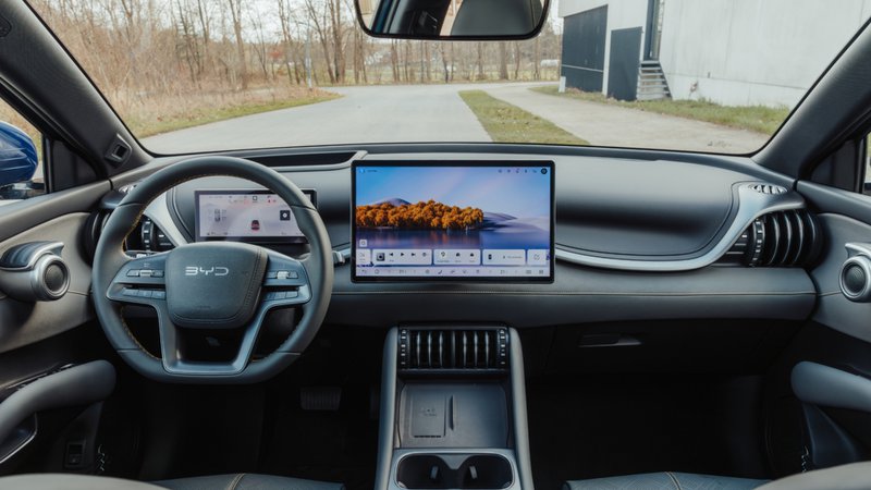 Habitacle du BYD Atto 3 Evo avec grand écran tactile central, instrumentation numérique et console centrale redessinée.