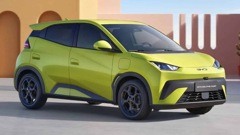elektrische auto van het merk BYD in het groen