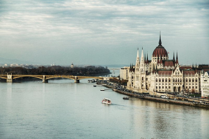 Bâtiment monumental sur les rives du  Danube à Budapest.