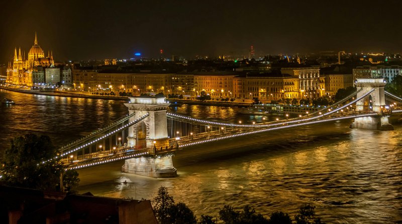 Pont suspendu sur le Danube à Budapest au  coucher du soleil.