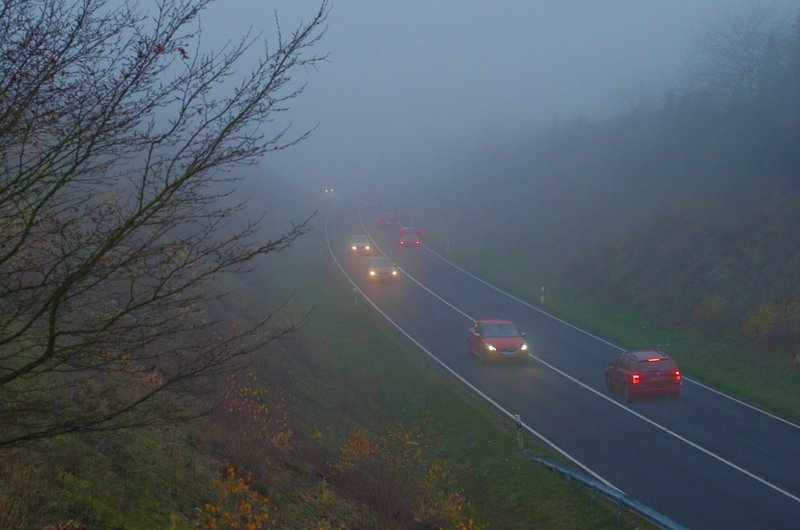 auto's op de weg in de mist