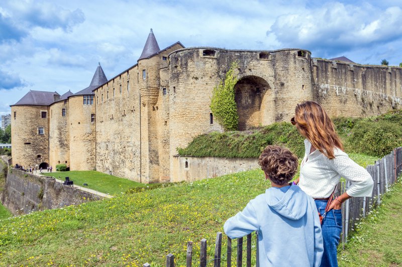 Franse Ardennen: twee mensen kijken naar de burcht van Sedan.