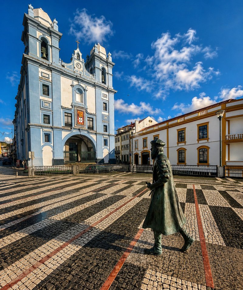 église bleue avec une statue au premier plan - Açores