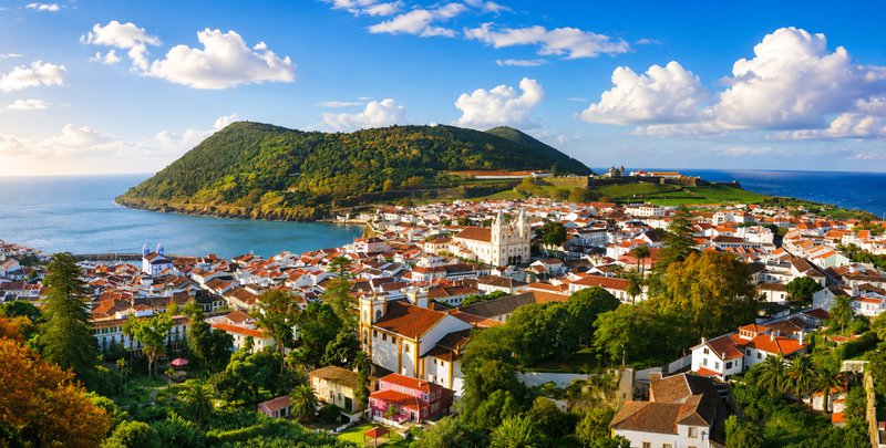 ville aux maisons blanches et aux toits rouges en bord de mer - Açores