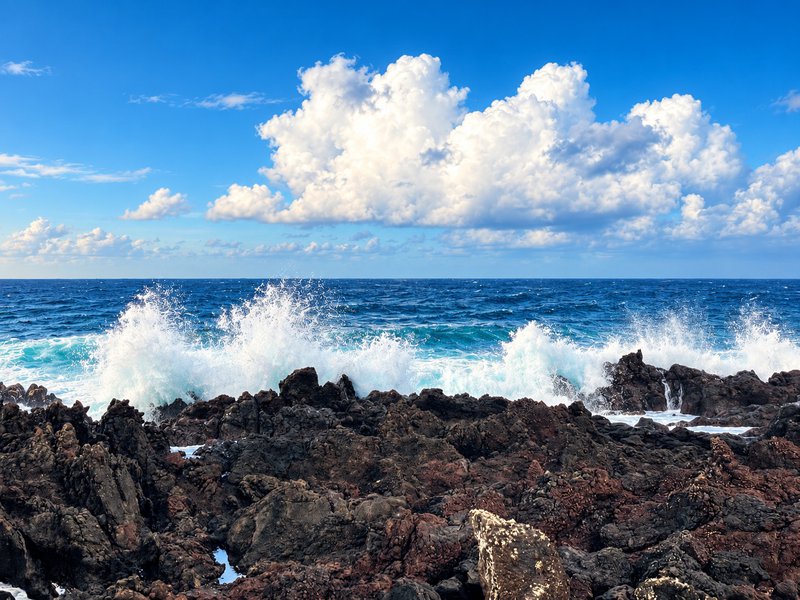 La mer déchaînée vient se briser contre les rochers volcaniques - Açores