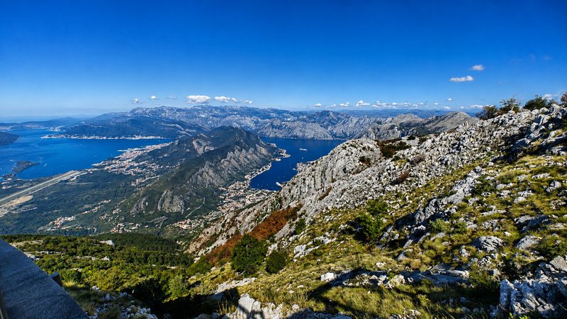 Des montagnes, la mer et des lacs vus du ciel au Monténégro.