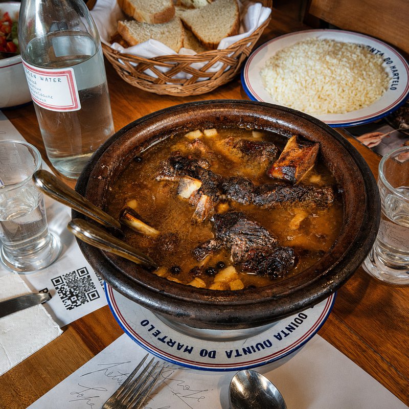 Gros plan sur un plat de ragoût sur une table.
