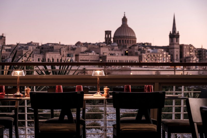 bar met hoofdstad van Malta op de achtergrond