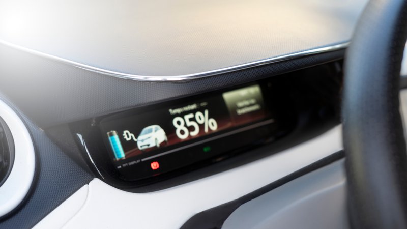 jauge batterie d'une voiture électrique qui indique 85%