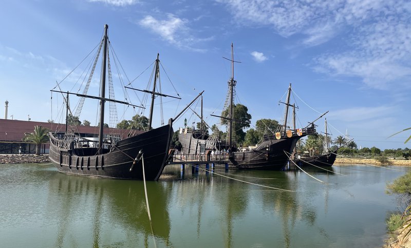 cruise in Andalusië: drie replica's van oude zeilschepen naast elkaar