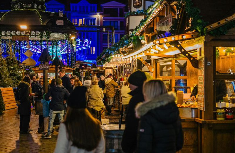 gezellige kerstsfeer aan kraampjes en een kiosk