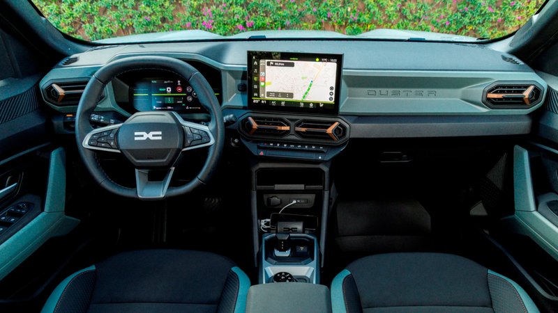 Interieur van de Dacia Duster, met digitaal dashboard, centraal scherm en moderne cockpit.